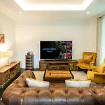 Spacious 5Bd Family Home In Leafy West London