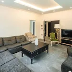 Spacious 5Bd Family Home In Leafy West London