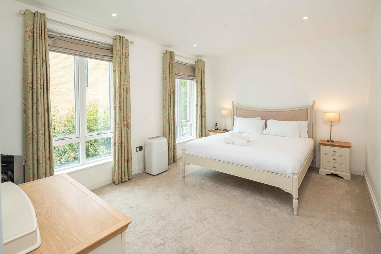 Spacious 5bd Family In Leafy West Holiday home London