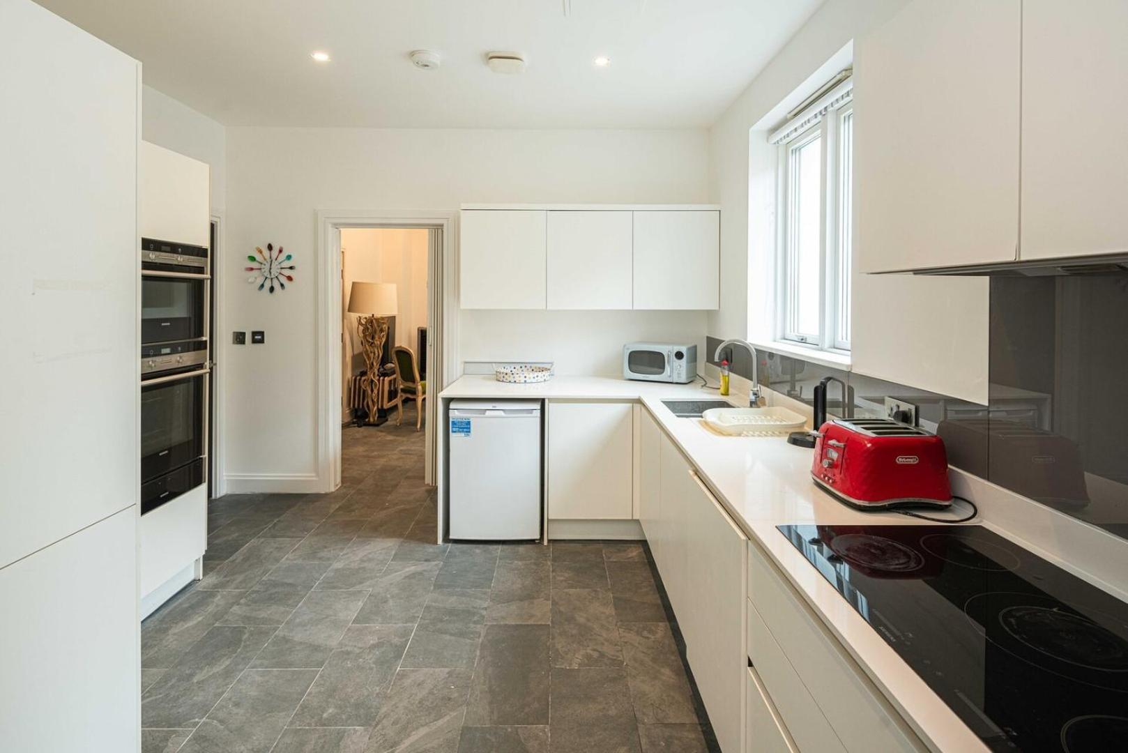 Spacious 5bd Family In Leafy West Holiday home *