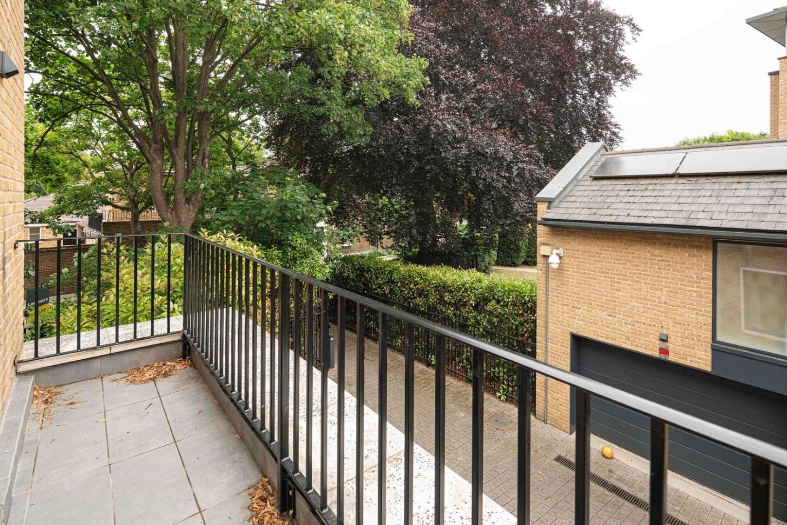 Spacious 5bd Family In Leafy West *