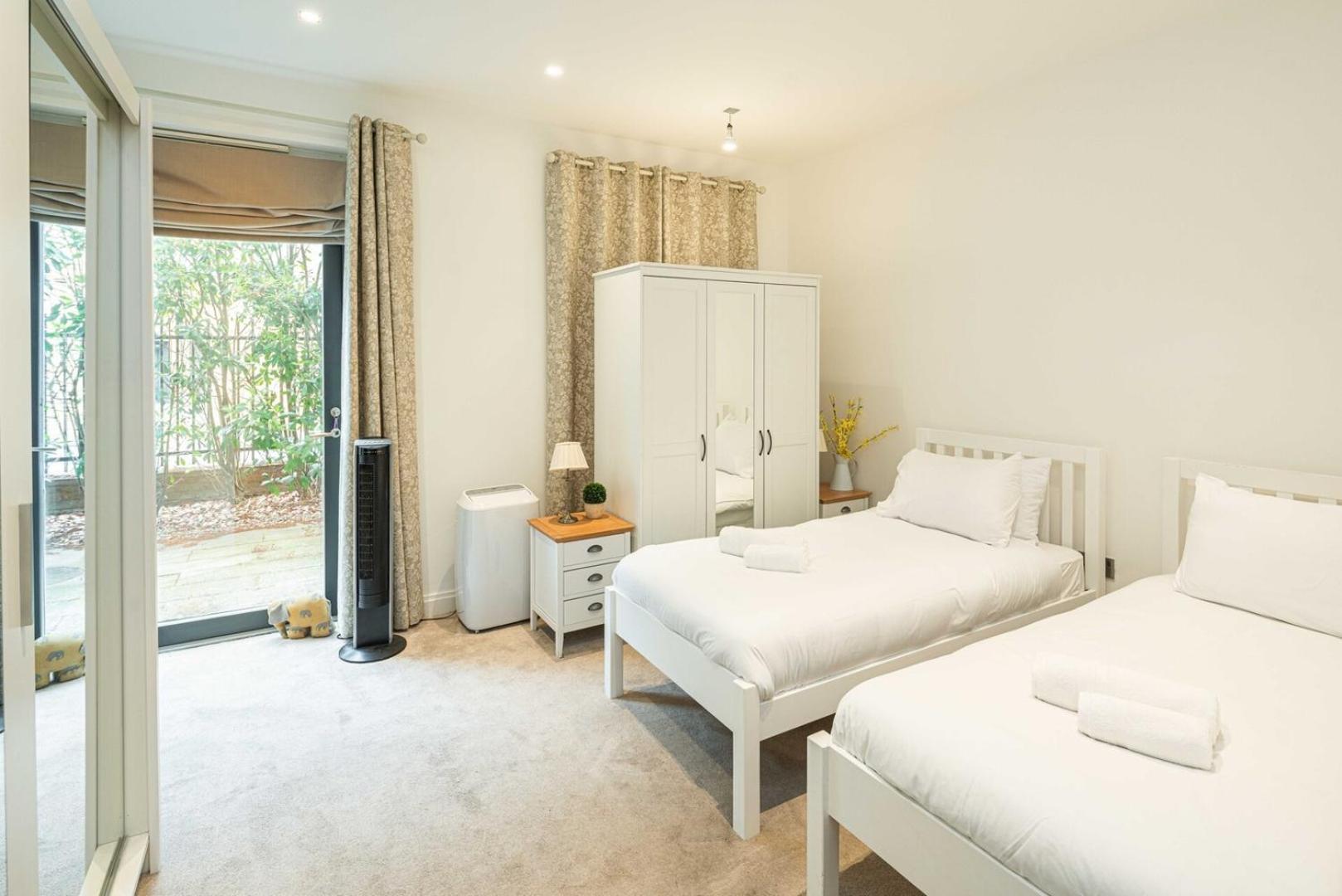 Spacious 5bd Family In Leafy West *