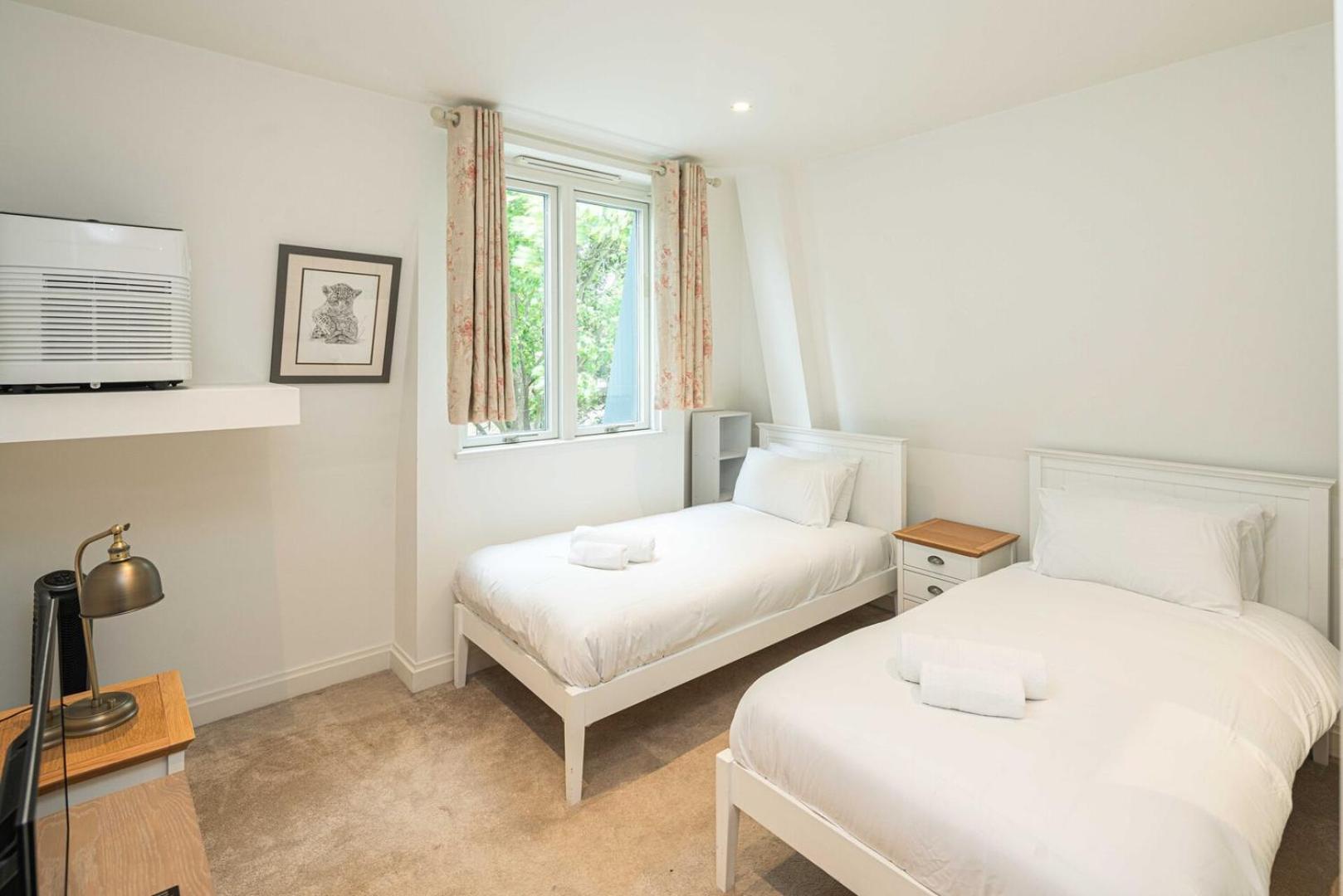 Spacious 5bd Family In Leafy West London