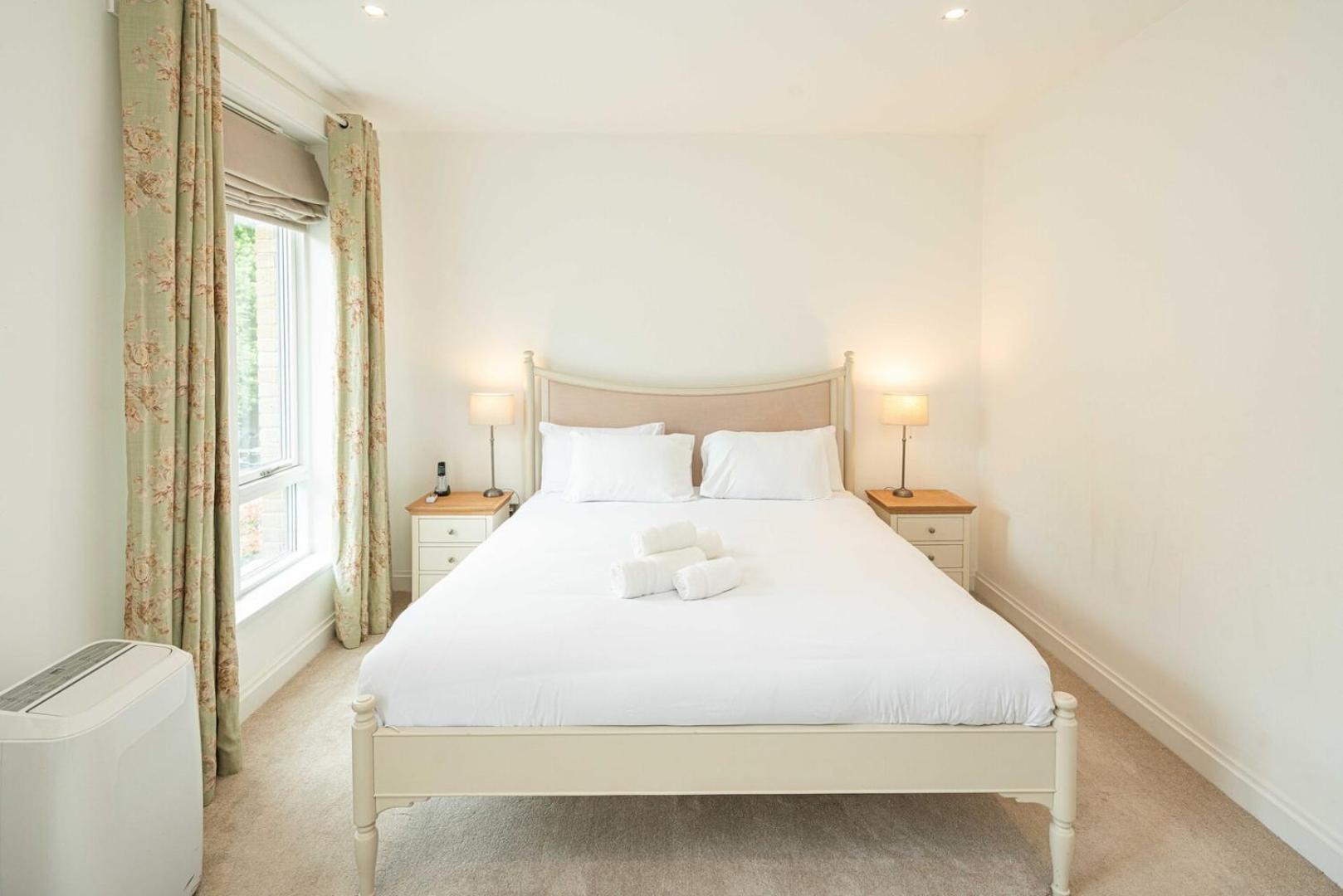 Spacious 5bd Family In Leafy West Holiday home London
